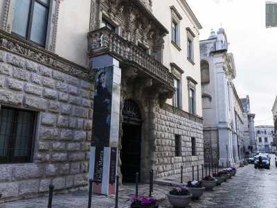 Dopo un centinaio di metri sulla destra ci imbattiamo nel cinquecentesco Palazzo della Marra: impossibile non notare il suo raffinatissimo balcone in stile barocco, curatissimo in ogni suo dettaglio. Dal 2007 � sede della pinacoteca De Nittis